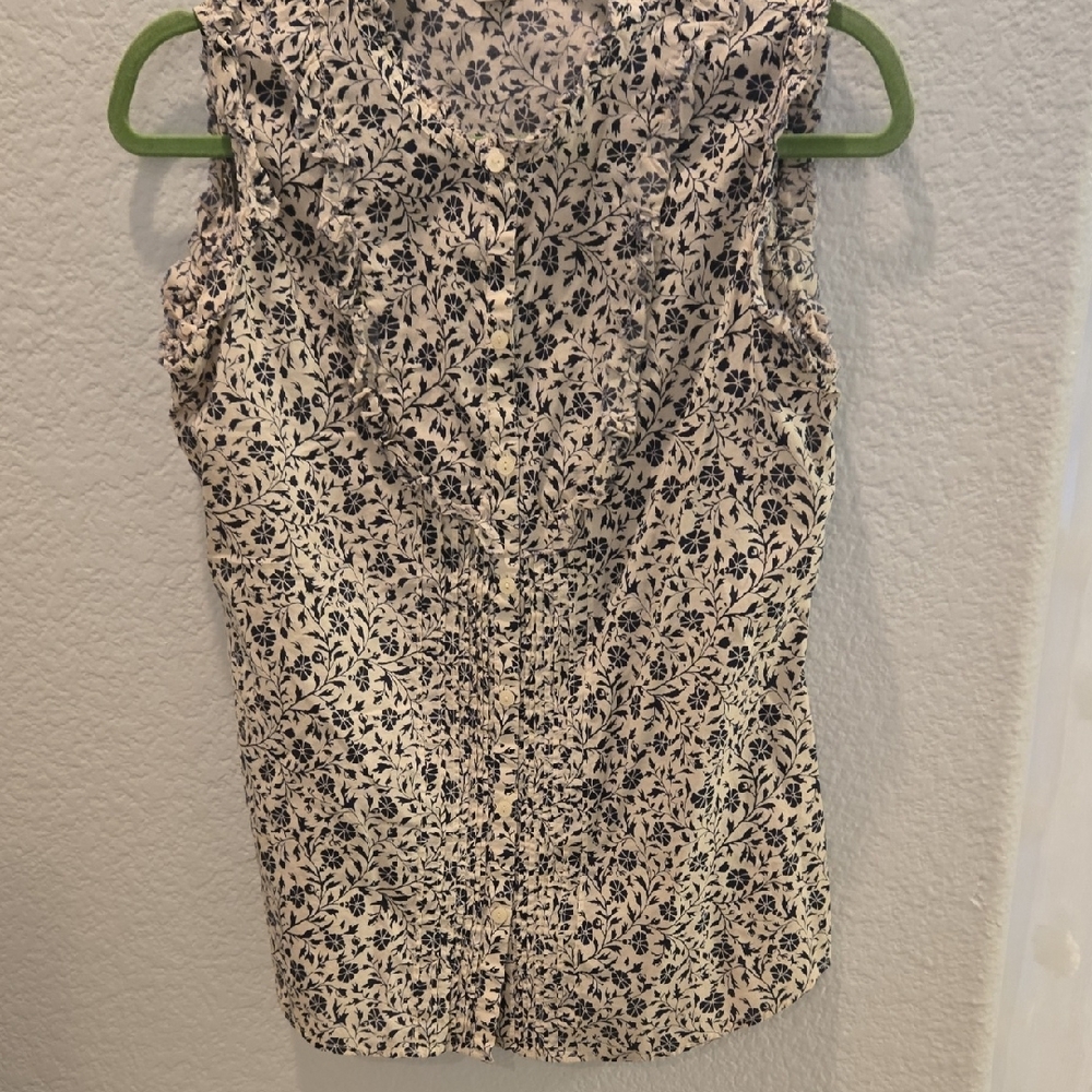 Black and White Sleeveless Button Down Shirt with Peter Pan Collar